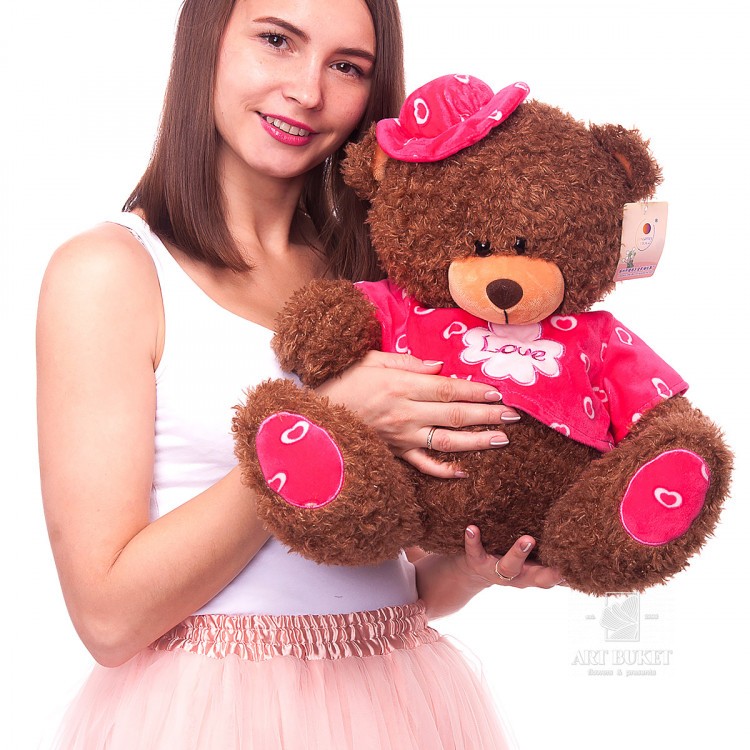 Медведь в розовом костюме