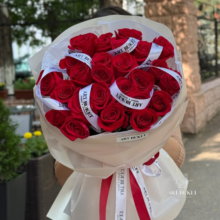 Красные розы сорта "Freedom"