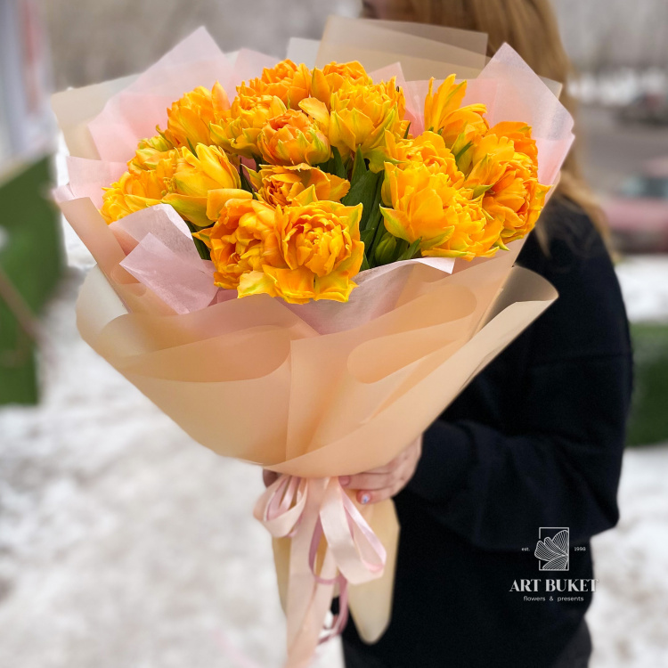 19 пионовидных тюльпанов