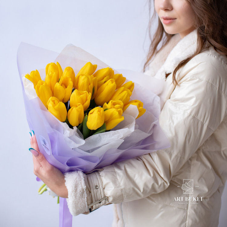 19 желтых тюльпанов
