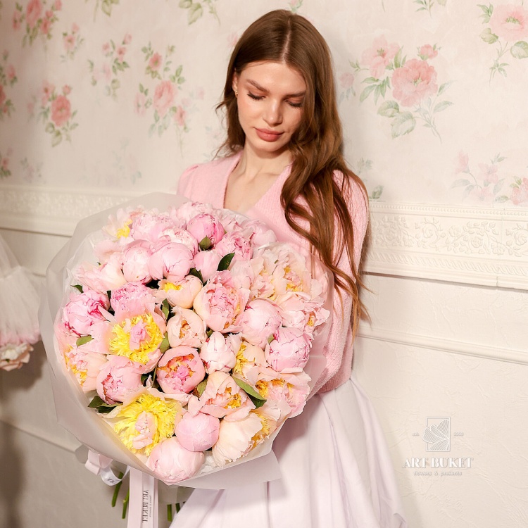 35 нежно-розовых пионов