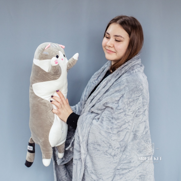 Кот лежачий с пледом серый 60 см