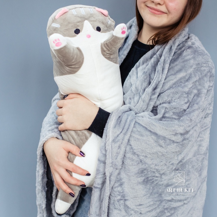 Кот лежачий с пледом серый 60 см