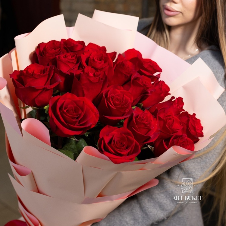 19 красных метровых роз