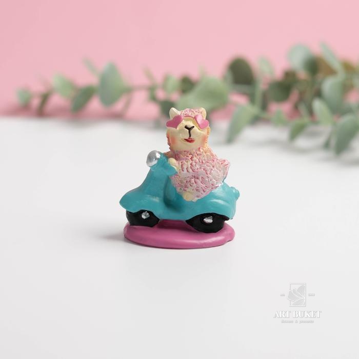 Фигурка полистоун «Лама на мопеде», 4 см