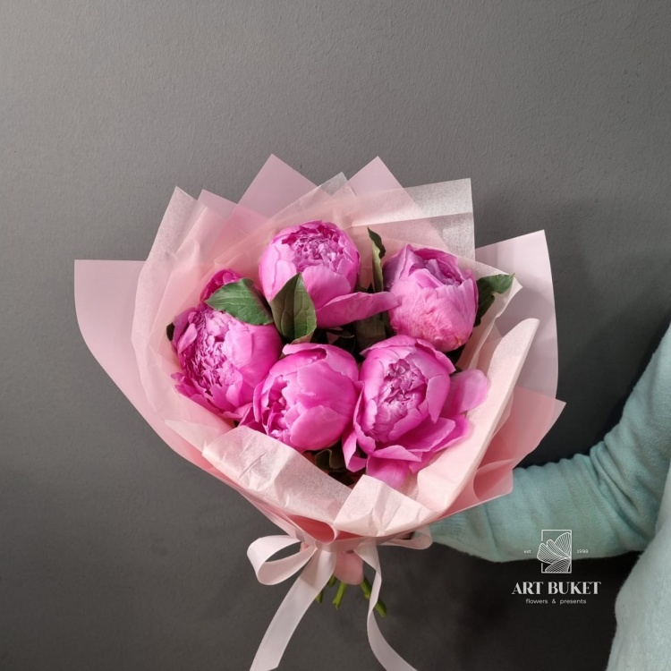 5 ярко-розовых пионов
