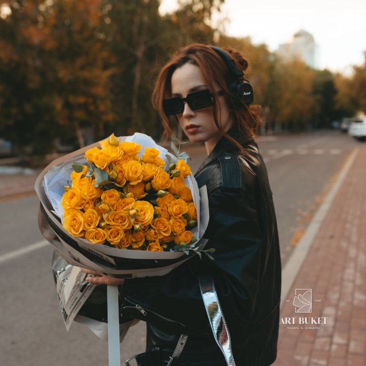 11 желтых кустовых роз