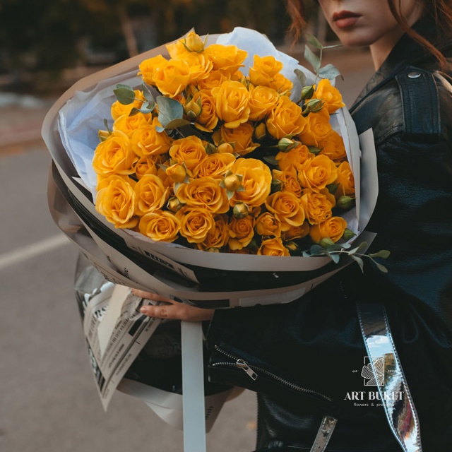 11 желтых кустовых роз