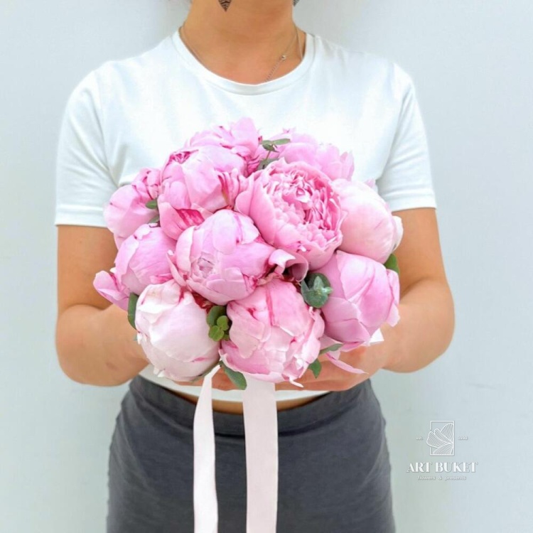 Свадебный букет из нежно-розовых пионов