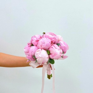 Свадебный букет из нежно-розовых пионов