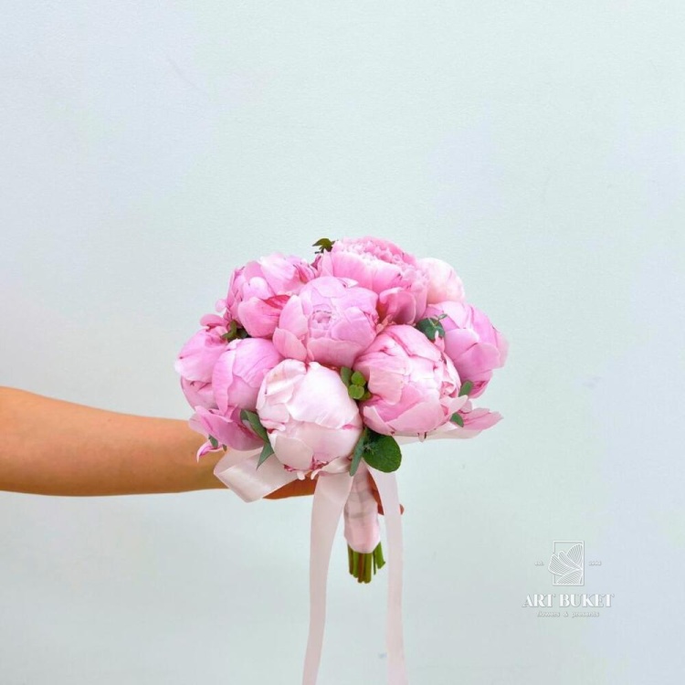 Свадебный букет из нежно-розовых пионов