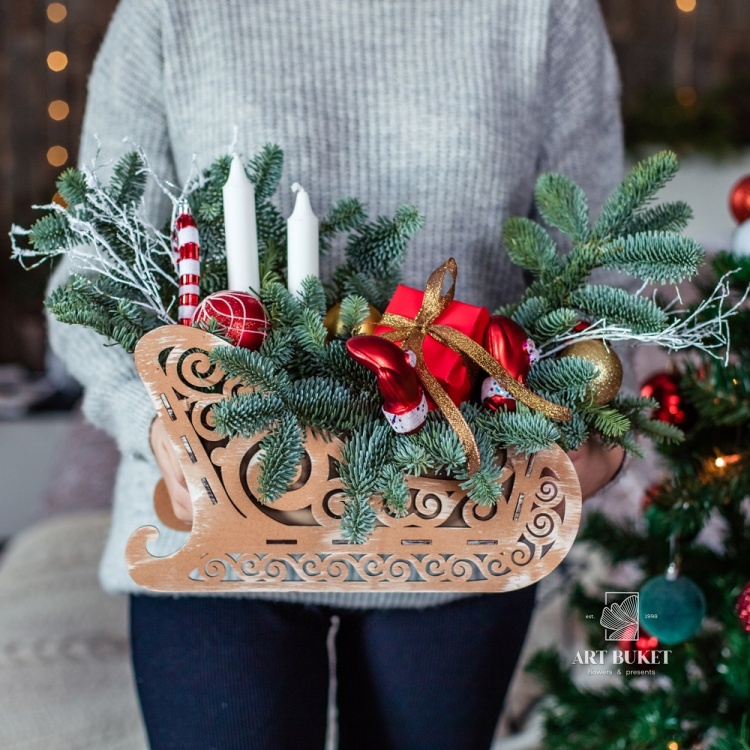 Новогодняя композиция в деревянных санях