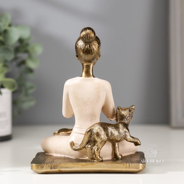 Сувенир "Девушка в позе лотоса, с котом" розовый 14х11х7,8 см   