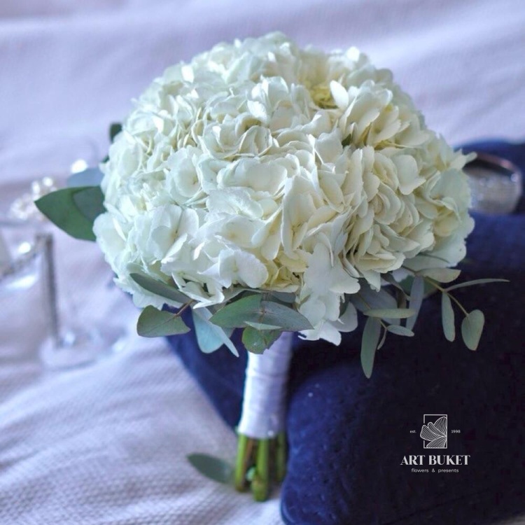 Свадебный букет из белых гортензий