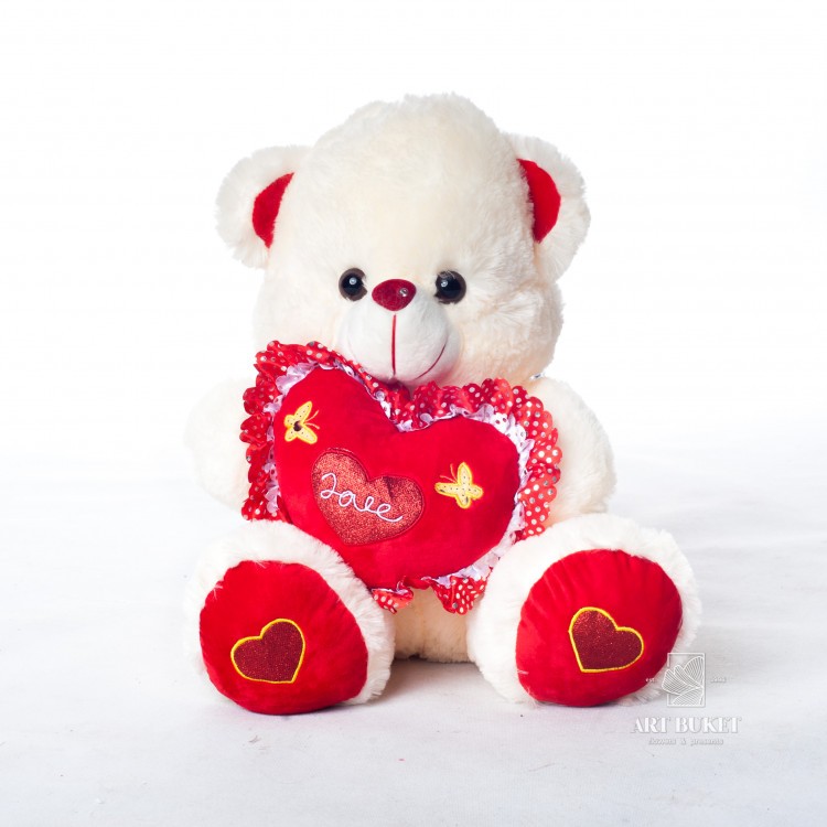 Медведь с сердцем с бабочками