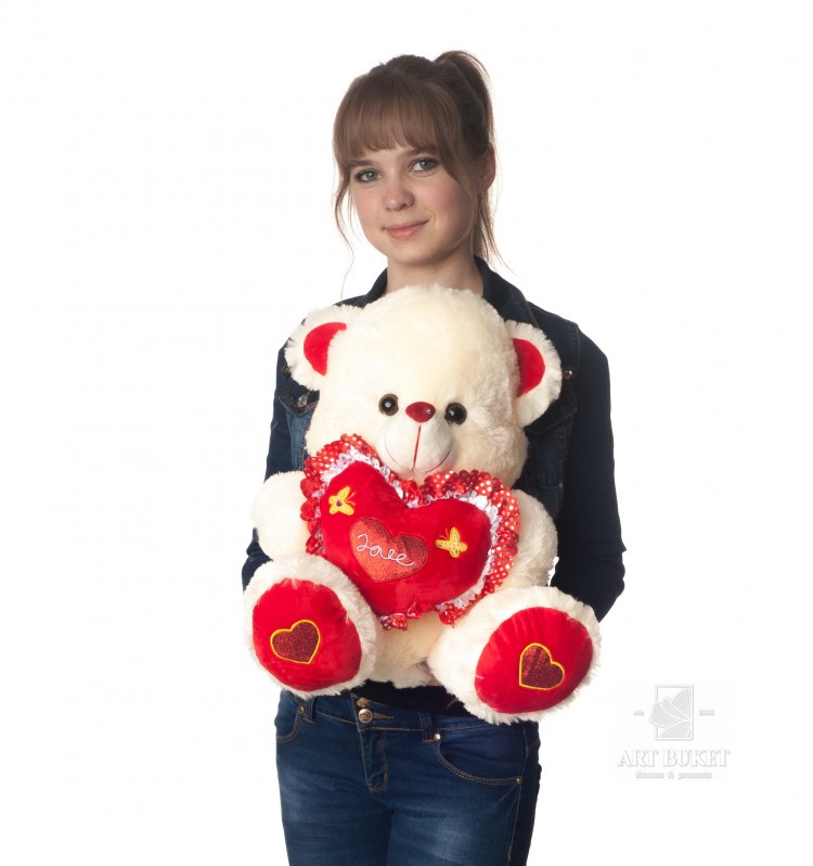 Медведь с сердцем с бабочками