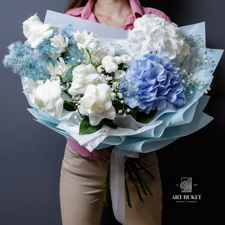 Композиция с розами и гортензией