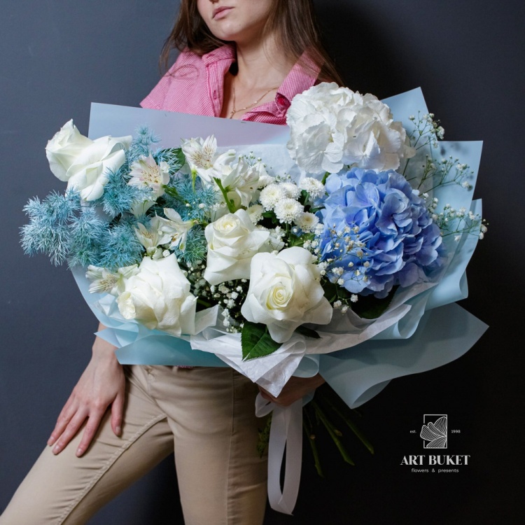 Композиция с розами и гортензией