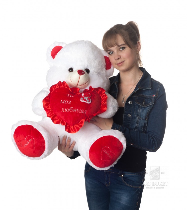 Медведь с красным сердцем