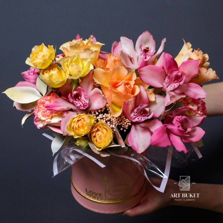 Композиция в коробке с розами и орхидеями