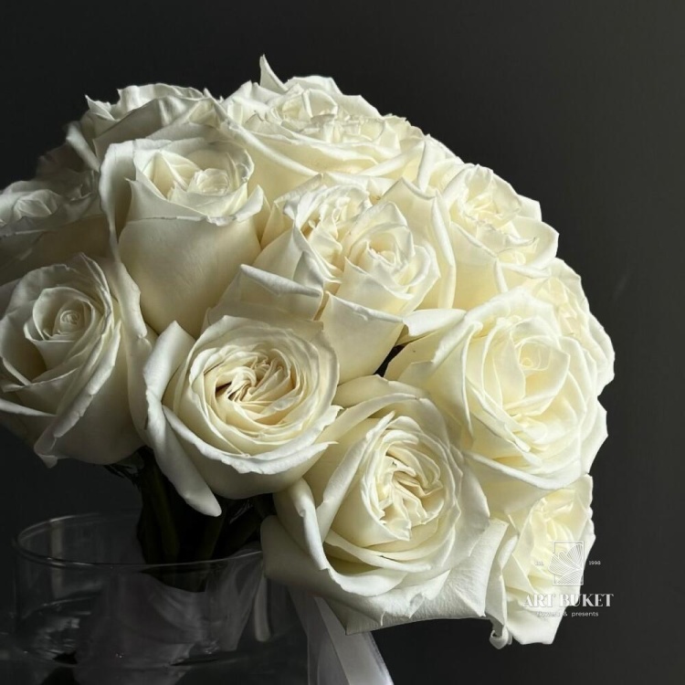 Свадебный букет из белых роз