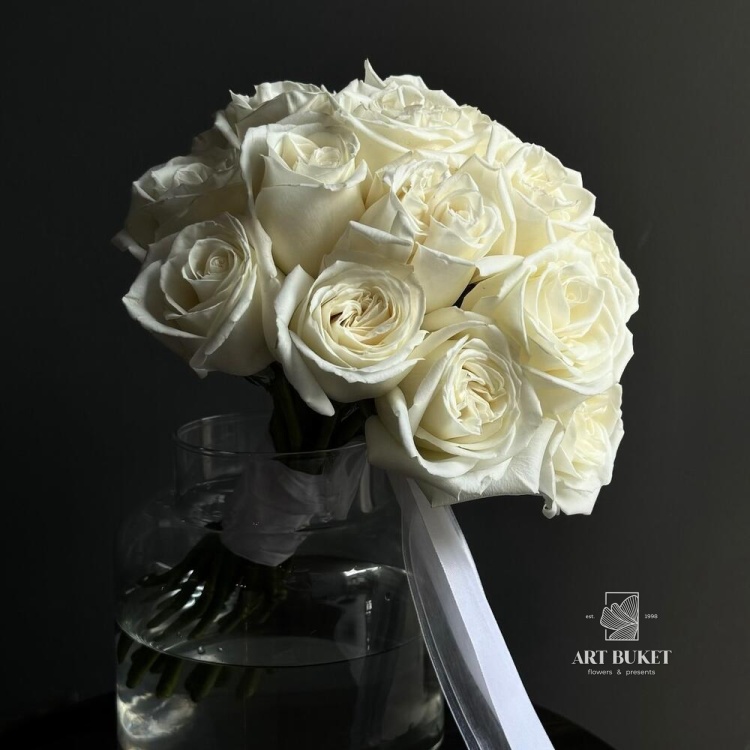 Свадебный букет из белых роз
