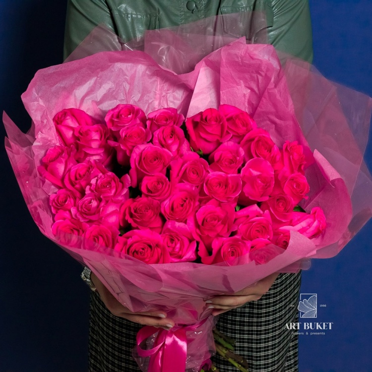 35 розовых роз
