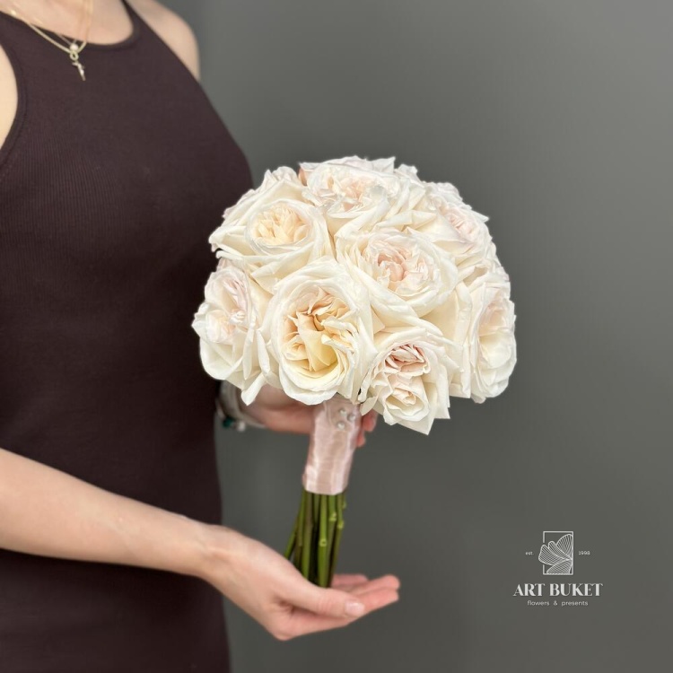 Свадебный букет из пионоидной розы "White O'Hara"