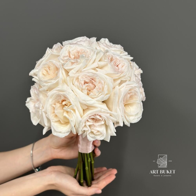 Свадебный букет из пионоидной розы "White O'Hara"
