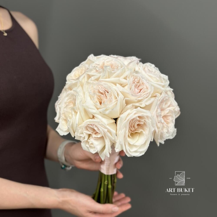 Свадебный букет из пионоидной розы "White O'Hara"