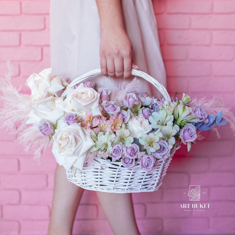 Композиция в плетеной корзине