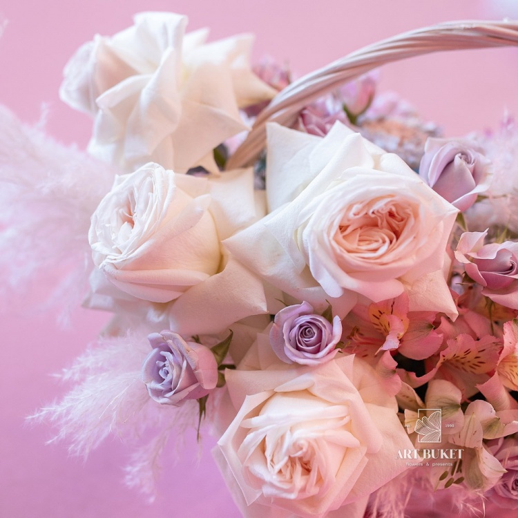 Композиция в плетеной корзине