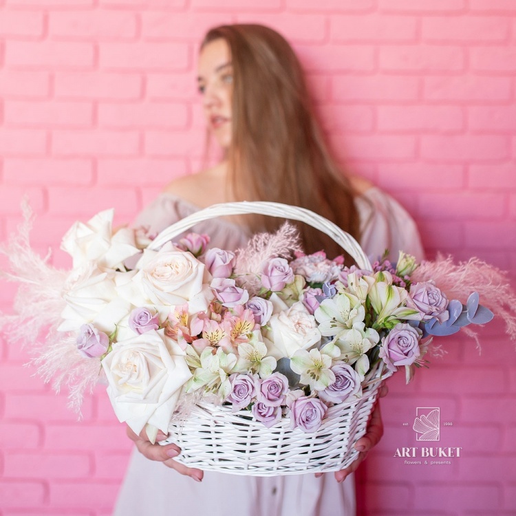 Композиция в плетеной корзине