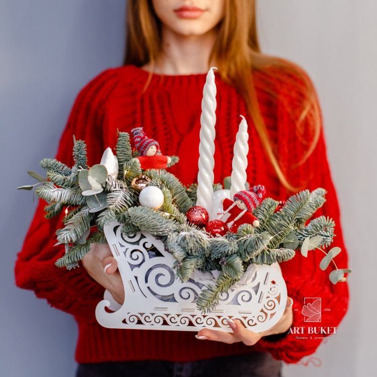 Новогодняя композиция в деревянных санях #2