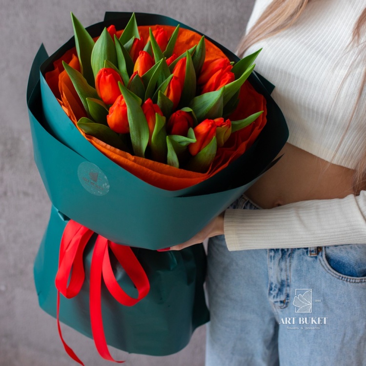 15 красных тюльпанов