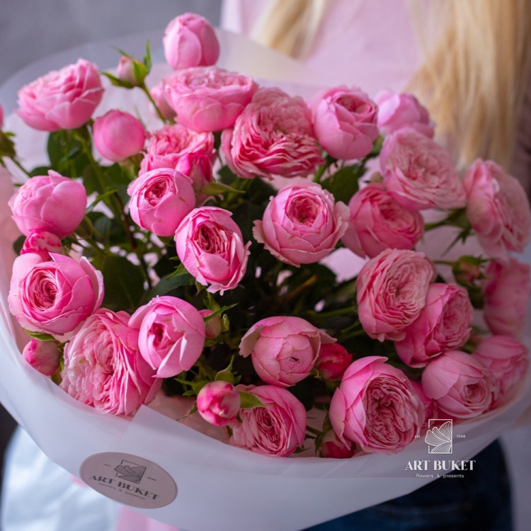 9 пионовидных кустовых роз