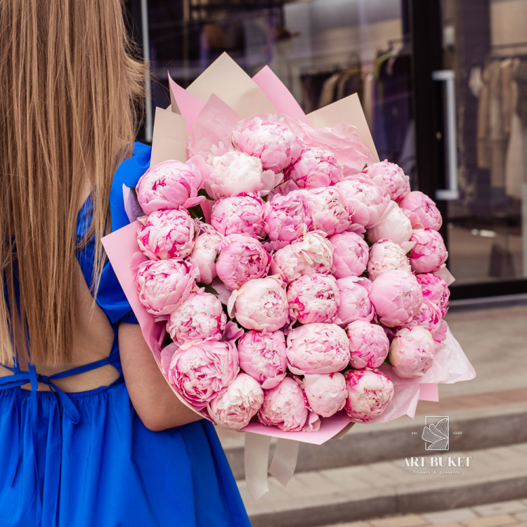 35 розовых пионов