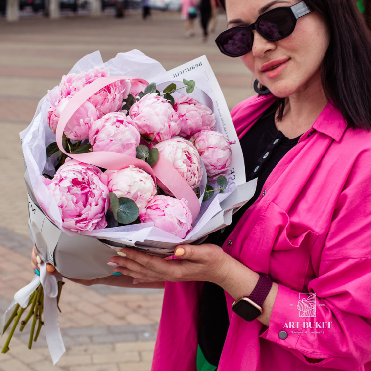 11 розовых пионов