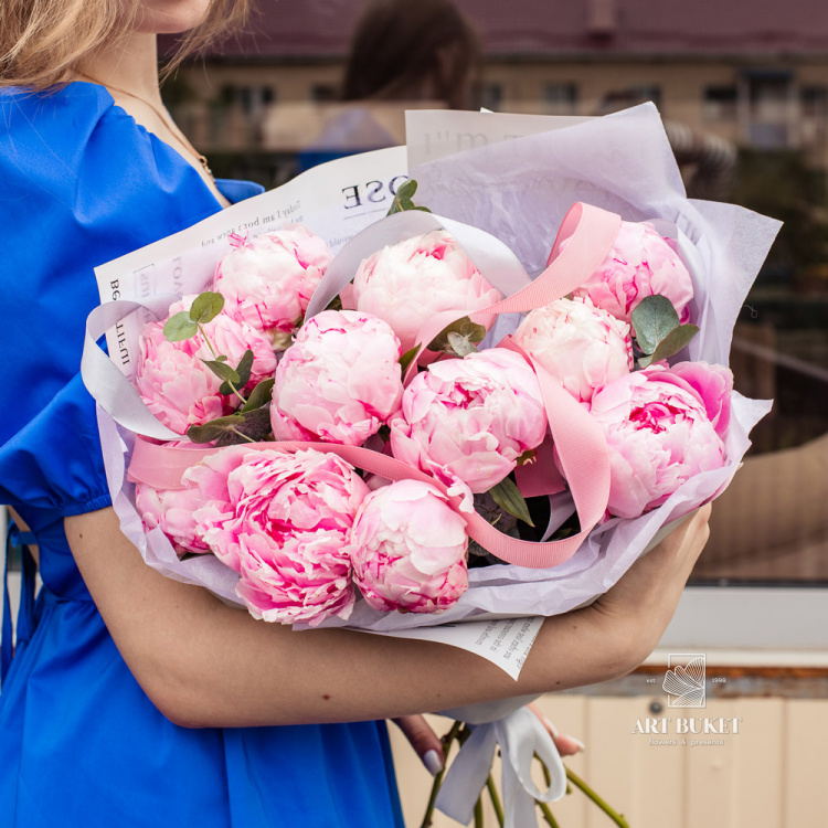 11 розовых пионов