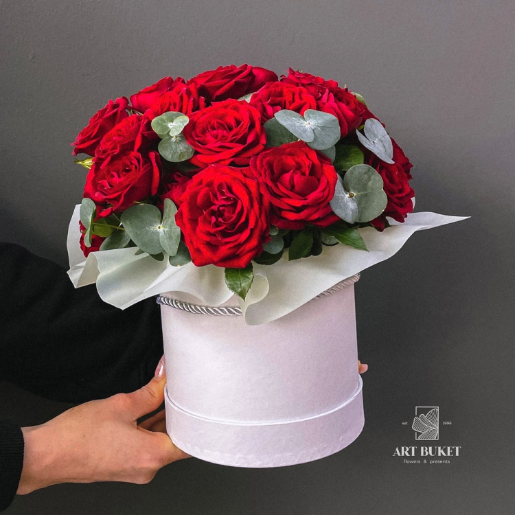 Композиция из красной кустовой розы