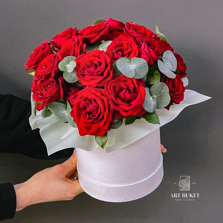 Композиция из красной кустовой розы