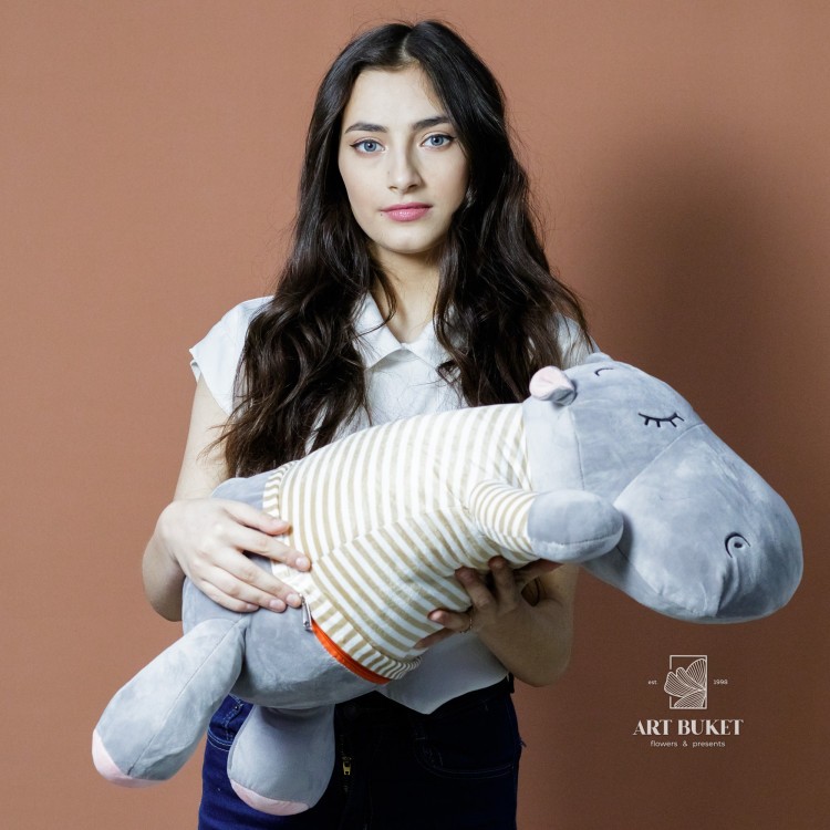 Бегемот спящий в желтой кофте