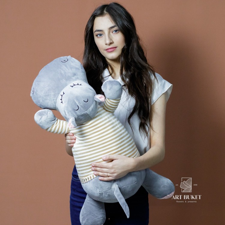 Бегемот спящий в желтой кофте