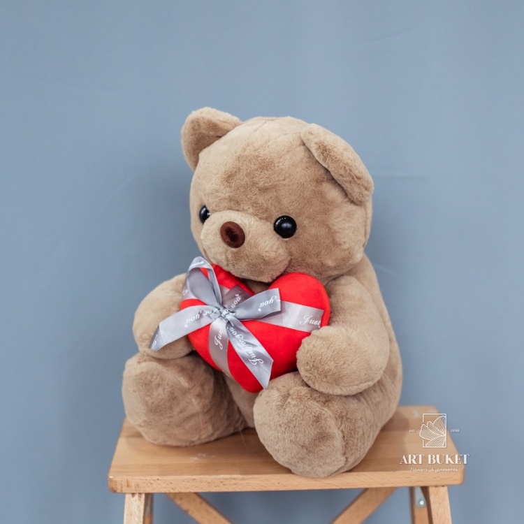 Медведь коричневый с большим сердцем 30 см