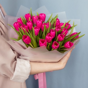 25 ярко-розовых тюльпанов