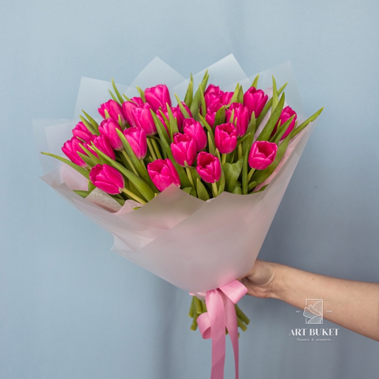 25 ярко-розовых тюльпанов
