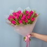 25 ярко-розовых тюльпанов