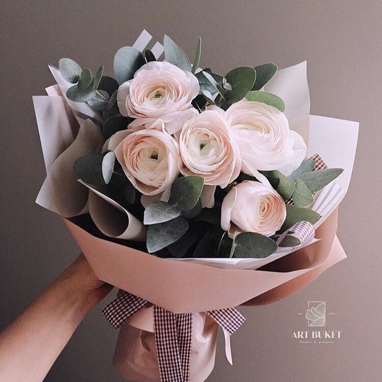 5 ранункулюсов в оформлении