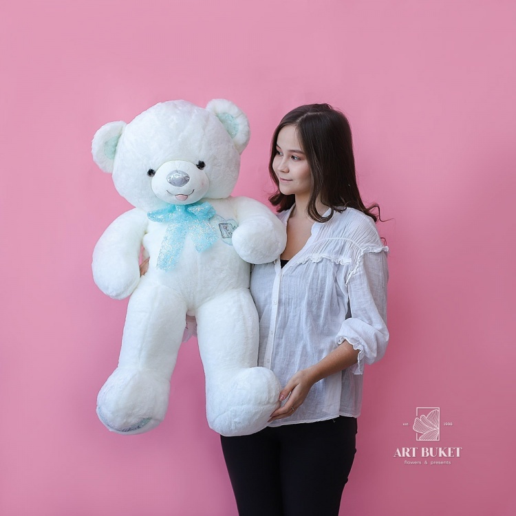 Медведь с блестящим бантом