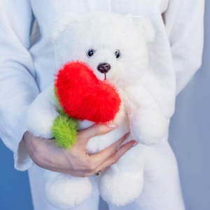 Медведь стоячий с сердцем 35 см белый